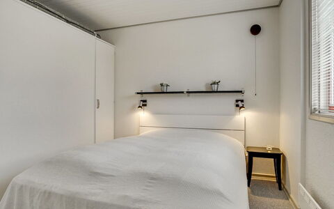 Skakke - 900M from the Sea: Wand, Flooring, Interior Design, Fussboden, Schlafzimmer, Decke, Holz, Bett, Möbel, Light Fixture