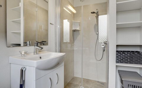 Skakke - 900M from the Sea: Badezimmer, Armatur, Wand, Interior Design, Flooring, Fussboden, Bad Sink, Sinken, Zapfhahn, Installation