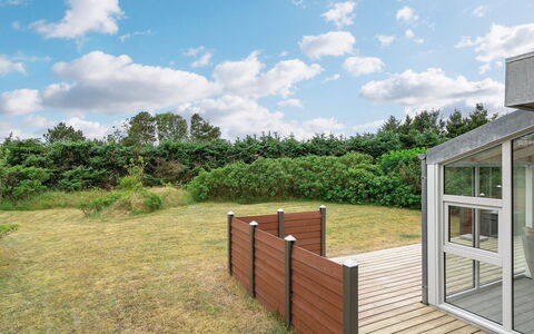 Skakke - 900M from the Sea: Gras, Grundstueck, Garten, Rasen, Garten, Wiese, Hinterhof, Gartenbauten, Landscaping, Hartholz