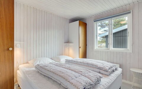 Absolon - 1.5Km from the Sea: Holz, Schlafzimmer, Decke, Interior Design, Bett, Bettdecke, Bedding, Zuhause, Zimmer, Bettrahmen