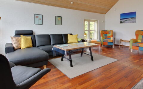 Gidsken - 30M from the Sea: Möbel, Flooring, Interior Design, Fussboden, Holz, Holzboden, Couch, Wohnzimmer, Zuhause, Laminatboden
