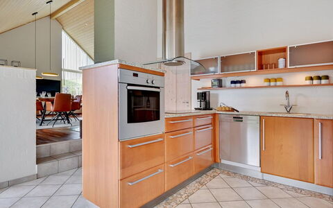 Gidsken - 30M from the Sea: Küche, Countertop, Interior Design, Flooring, Küchengerät, Cabinetry, Möbel, Holz, Fussboden, Major Appliance