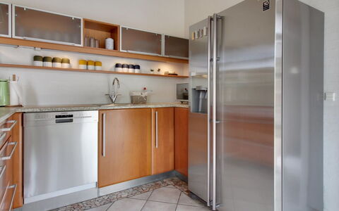 Gidsken - 30M from the Sea: Küchengerät, Küche, Major Appliance, Cabinetry, Flooring, Countertop, Kühlschrank, Holz, Haushaltsgerät, Interior Design