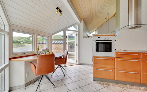 Gidsken - 30M from the Sea: Möbel, Interior Design, Flooring, Holz, Fussboden, Decke, Küche, Countertop, Stuhl, Zimmer