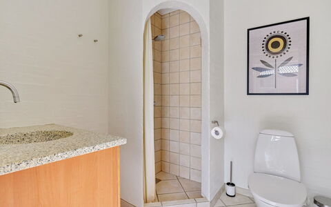Gidsken - 30M from the Sea: Flooring, Fussboden, Interior Design, Zimmer, Decke, Armatur, Toilette, Wohnung, Fliese