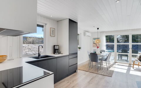 Gillis - 900M from the Sea: Flooring, Interior Design, Küche, Holzboden, Fussboden, Holz, Decke, Countertop, Möbel, Cabinetry