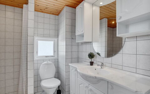 Gillis - 900M from the Sea: Armatur, Wand, Flooring, Bad Sink, Interior Design, Sinken, Fussboden, Badezimmer, Zapfhahn, Decke