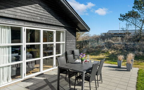 Gillis - 900M from the Sea: Holz, Möbel, Gartenmöbel, Stuhl, Flooring, Küche & Esszimmer Tisch, Tür, Tabelle, Veranda, Tisch Im Freien