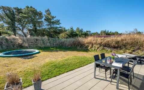 Gillis - 900M from the Sea: Grundstueck, Garten, Gartenmöbel, Landscaping, Schatten, Rasen, Garten, Stuhl, Walkway, Hinterhof