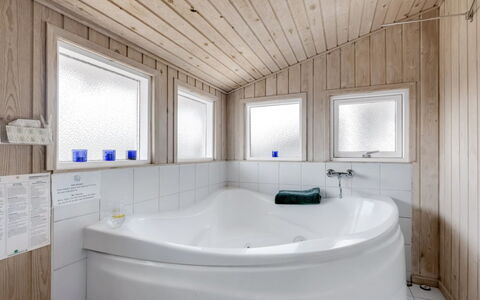 Friedel - 150M from the Sea: Armatur, Badewanne, Flooring, Fussboden, Interior Design, Verbundwerkstoff, Decke, Installation, Badezimmer, Zimmer