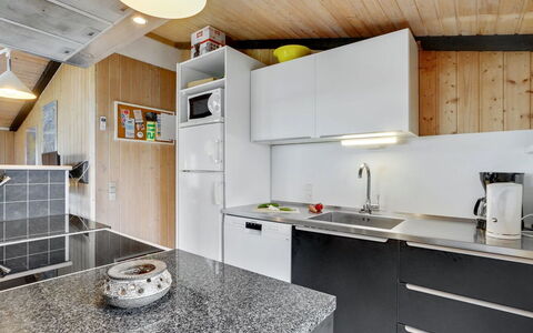 Friedel - 150M from the Sea: Küche, Countertop, Küchengerät, Major Appliance, Decke, Interior Design, Spüle, Cabinetry, Flooring, Haushaltsgerät