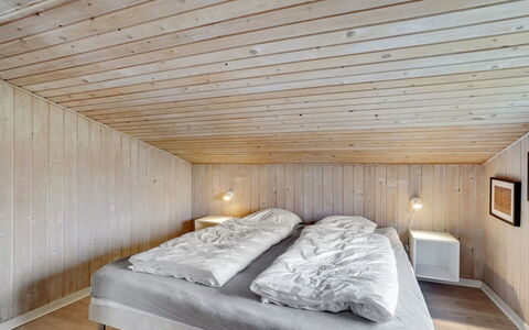 Friedel - 150M from the Sea: Holz, Decke, Flooring, Schlafzimmer, Fussboden, Interior Design, Bett, Holzboden, Bedding, Zimmer