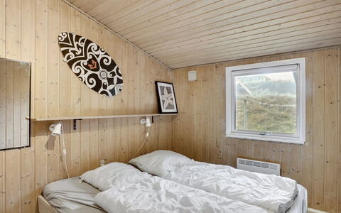 Friedel - 150M from the Sea: Schlafzimmer, Holz, Bett, Decke, Bettdecke, Bedding, Interior Design, Fussboden, Bettrahmen, Zimmer