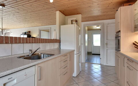 Dorothea - 450M to the Fjord: Countertop, Flooring, Küche, Interior Design, Möbel, Fussboden, Cabinetry, Holz, Decke, Light Fixture