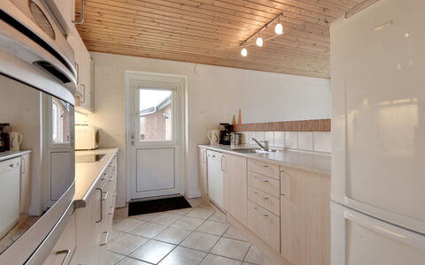 Dorothea - 450M to the Fjord: Holz, Flooring, Interior Design, Countertop, Küche, Decke, Fussboden, Cabinetry, Möbel, Beleuchtung