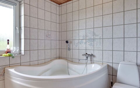 Dorothea - 450M to the Fjord: Badezimmer, Armatur, Badewanne, Flooring, Interior Design, Fussboden, Zapfhahn, Installation, Fliese, Zimmer