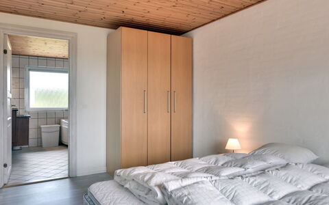 Dorothea - 450M to the Fjord: Wand, Holz, Interior Design, Decke, Flooring, Fussboden, Schlafzimmer, Zimmer, Bett, Möbel