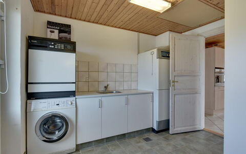 Dorothea - 450M to the Fjord: Flooring, Fussboden, Interior Design, Holz, Decke, Major Appliance, Zimmer, Küche, Countertop, Küchengerät