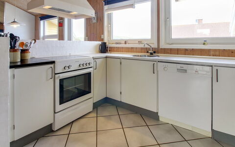 Suend - from the Sea: Küche, Küchengerät, Flooring, Countertop, Major Appliance, Interior Design, Holz, Fussboden, Decke, Cabinetry
