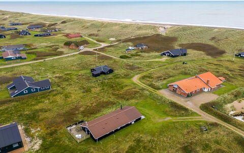 Elnur - 100M from the Sea: Hütte, Zuhause, Haus, Dach, Veranda, Estate, Abstellgleis, Gartenbauten, Bauernhaus, Garten