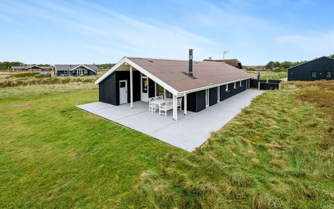 Elnur - 100M from the Sea: Hütte, Zuhause, Haus, Dach, Veranda, Estate, Abstellgleis, Gartenbauten, Bauernhaus, Garten