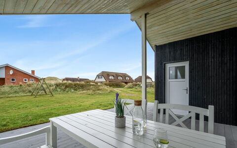 Elnur - 100M from the Sea: Hütte, Zuhause, Haus, Dach, Veranda, Estate, Abstellgleis, Gartenbauten, Bauernhaus, Garten