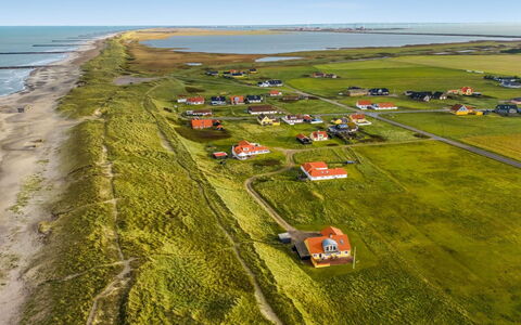 Ali - 75M from the Sea: Dach, Einfach, Grundstueck, Ländliches Gebiet, Zuhause, Estate, Feld, Hütte, Rasen, Vorort