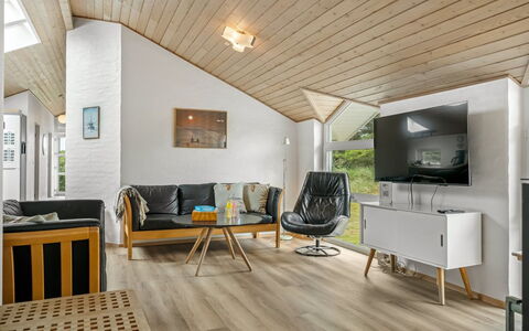Hariet - 600M from the Sea: Flooring, Interior Design, Holz, Holzboden, Fussboden, Decke, Möbel, Zuhause, Laminatboden, Wohnzimmer
