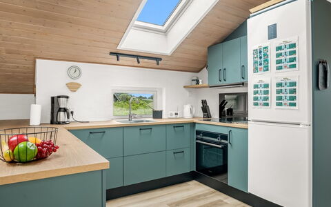 Hariet - 600M from the Sea: Küche, Küchengerät, Interior Design, Major Appliance, Countertop, Holz, Cabinetry, Möbel, Flooring, Herd