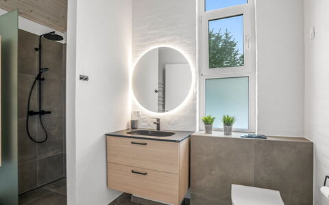 Hariet - 600M from the Sea: Badezimmer, Interior Design, Bad Sink, Armatur, Flooring, Fussboden, Wand, Sinken, Badezimmerschrank, Spiegel