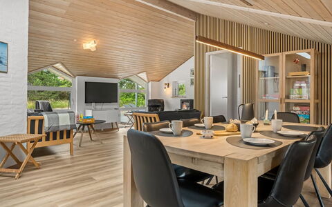 Hariet - 600M from the Sea: Interior Design, Flooring, Holz, Holzboden, Decke, Fussboden, Couch, Möbel, Zimmer, Wohnzimmer