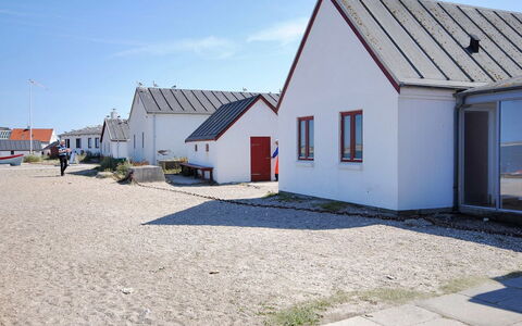 Hariet - 600M from the Sea: Himmel, Haus, Dach, Zuhause, Wohngebiet, Hütte, Grundstueck, Menschliche Siedlung, Pole, Steigung