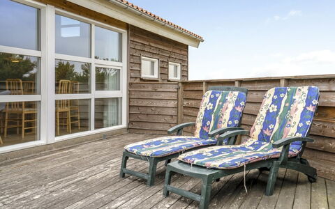 Jerg - 500M from the Sea: Möbel, Couch, Interior Design, Flooring, Wohnzimmer, Fussboden, Dekokissen, Zimmer, Kissen