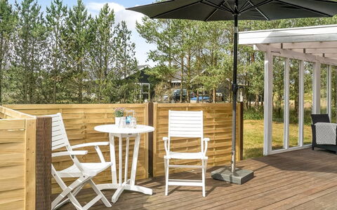 Hughlek - 900M from the Sea: Holz, Zuhause, Veranda, Deck, Hartholz, Dach, Holzbeize, Holzboden, Eco Hotel
