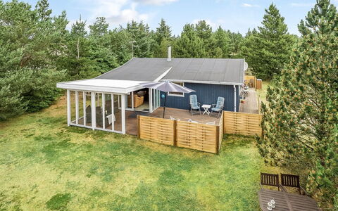 Hughlek - 900M from the Sea: Holz, Zuhause, Veranda, Deck, Hartholz, Dach, Holzbeize, Holzboden, Eco Hotel