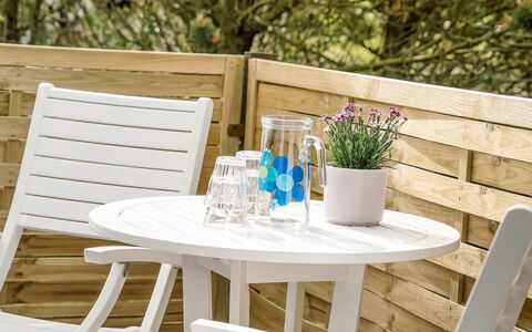 Hughlek - 900M from the Sea: Holz, Zuhause, Veranda, Deck, Hartholz, Dach, Holzbeize, Holzboden, Eco Hotel