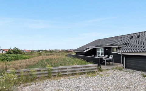 Mavis - 800M from the Sea: Holz, Zuhause, Veranda, Deck, Hartholz, Dach, Holzbeize, Holzboden, Eco Hotel