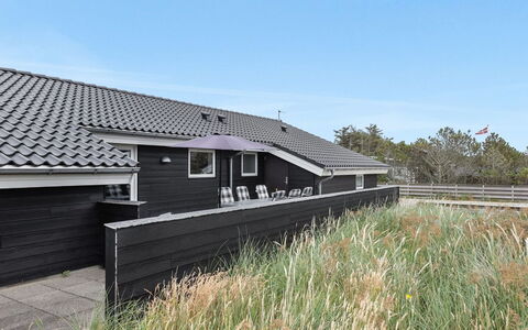 Mavis - 800M from the Sea: Holz, Zuhause, Veranda, Deck, Hartholz, Dach, Holzbeize, Holzboden, Eco Hotel