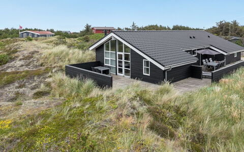 Mavis - 800M from the Sea: Holz, Zuhause, Veranda, Deck, Hartholz, Dach, Holzbeize, Holzboden, Eco Hotel