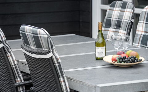 Mavis - 800M from the Sea: Holz, Zuhause, Veranda, Deck, Hartholz, Dach, Holzbeize, Holzboden, Eco Hotel