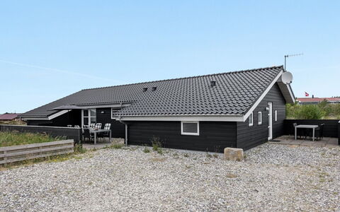 Mavis - 800M from the Sea: Holz, Zuhause, Veranda, Deck, Hartholz, Dach, Holzbeize, Holzboden, Eco Hotel