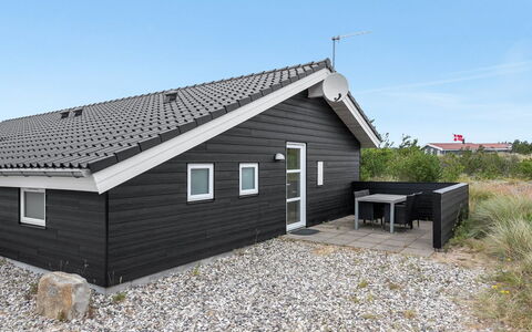 Mavis - 800M from the Sea: Holz, Zuhause, Veranda, Deck, Hartholz, Dach, Holzbeize, Holzboden, Eco Hotel