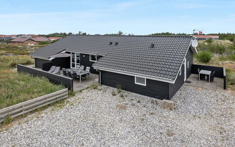 Mavis - 800M from the Sea: Holz, Zuhause, Veranda, Deck, Hartholz, Dach, Holzbeize, Holzboden, Eco Hotel