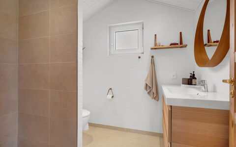 Adisl - 350M from the Sea: Flooring, Interior Design, Armatur, Wand, Fussboden, Badezimmer, Holz, Badezimmerschrank, Decke, Zapfhahn