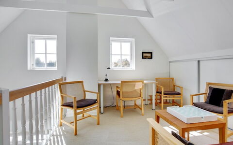 Ønef - 1Km from the Sea: Möbel, Interior Design, Stuhl, Flooring, Tabelle, Resort, Fussboden, Decke, Zimmer, Eco Hotel