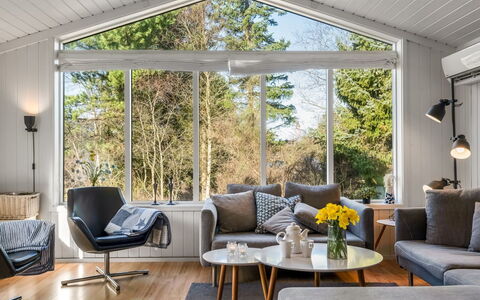 Bylgja - 1.7Km from the Sea: Interior Design, Möbel, Couch, Wohnzimmer, Decke, Stuhl, Dekokissen, Kaffetisch, Zimmerpflanze