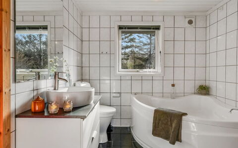 Bylgja - 1.7Km from the Sea: Armatur, Flooring, Interior Design, Badezimmer, Fussboden, Installation, Zuhause, Zapfhahn, Fliese, Decke