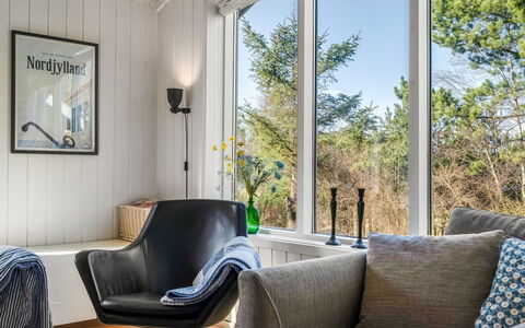 Bylgja - 1.7Km from the Sea: Möbel, Interior Design, Holz, Flooring, Fussboden, Wohnzimmer, Couch, Zimmer, Beleuchtung, Decke