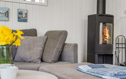 Bylgja - 1.7Km from the Sea: Möbel, Flooring, Interior Design, Fussboden, Holz, Wohnzimmer, Holzboden, Couch, Tabelle, Zuhause