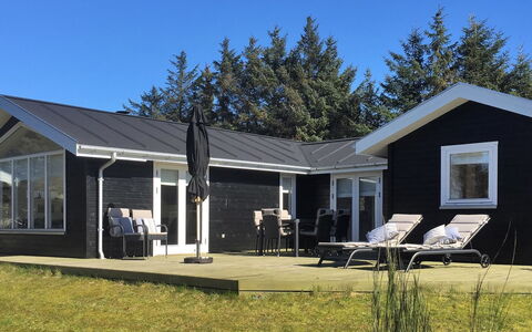 Bylgja - 1.7Km from the Sea: Dach, Haus, Zuhause, Hütte, Wohngebiet, Abstellgleis, Rasen, Veranda, Tür, Estate